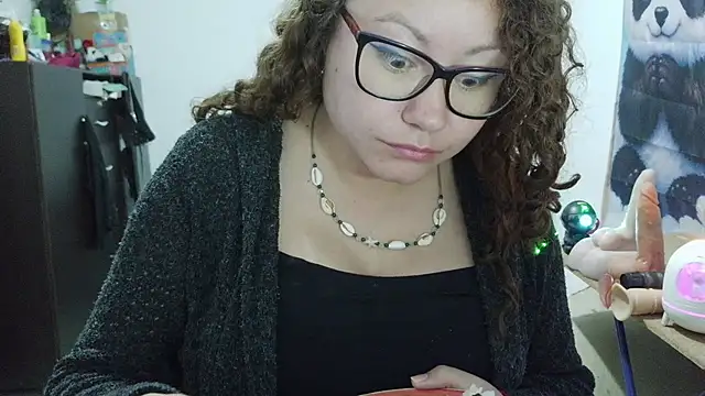 curly_greeneyed live