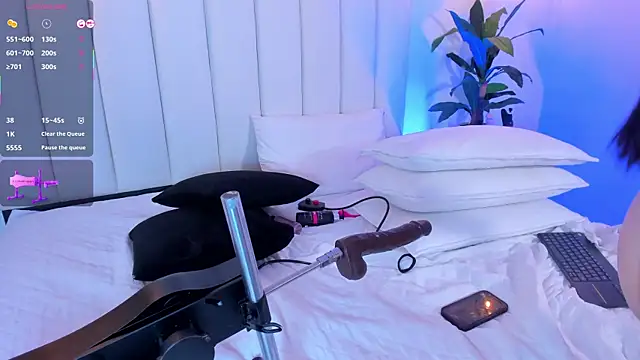 _Emily_Queen live