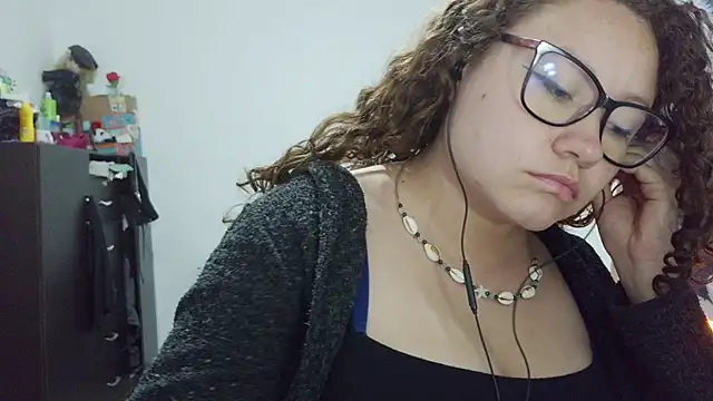 curly_greeneyed live