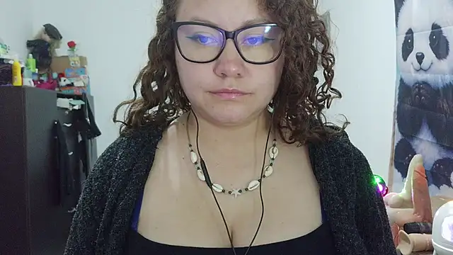 curly_greeneyed live