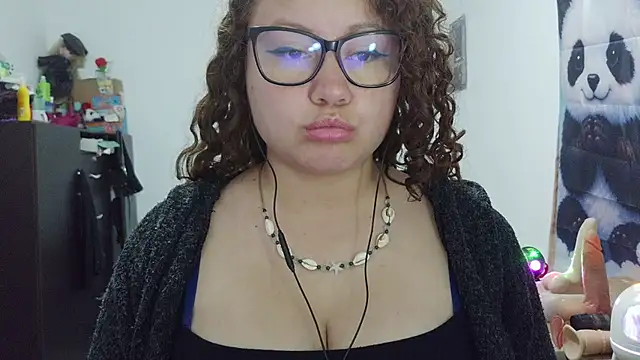 curly_greeneyed live
