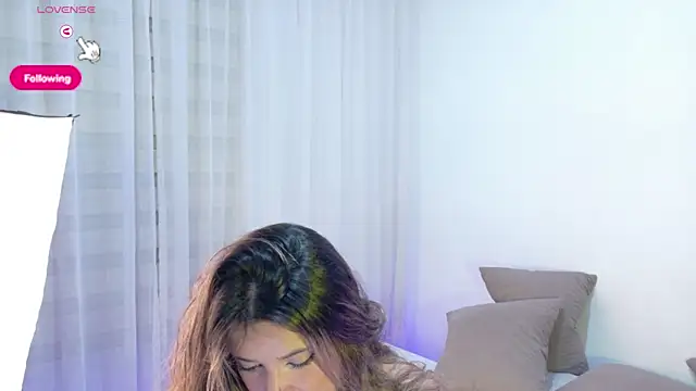 KylieVennet live