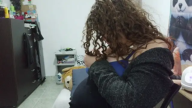 curly_greeneyed live