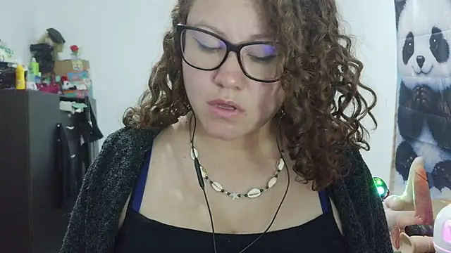 curly_greeneyed live