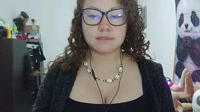 curly_greeneyed live