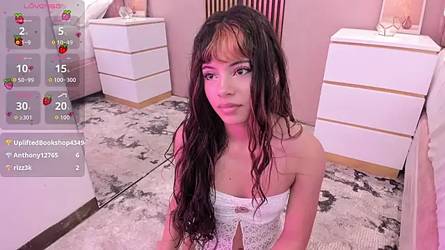chloe_larson live