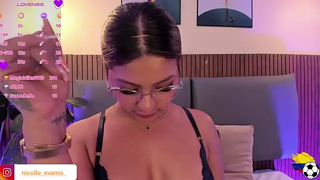 NicolleeEvanss live