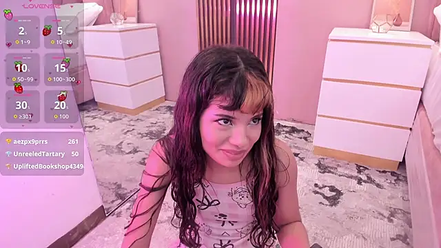 chloe_larson live