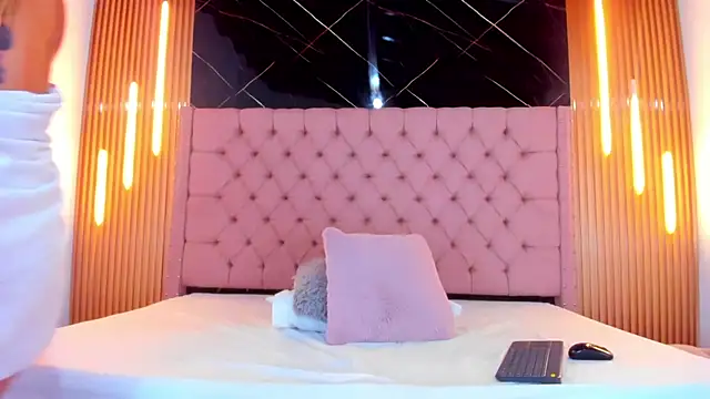 AinaPink live