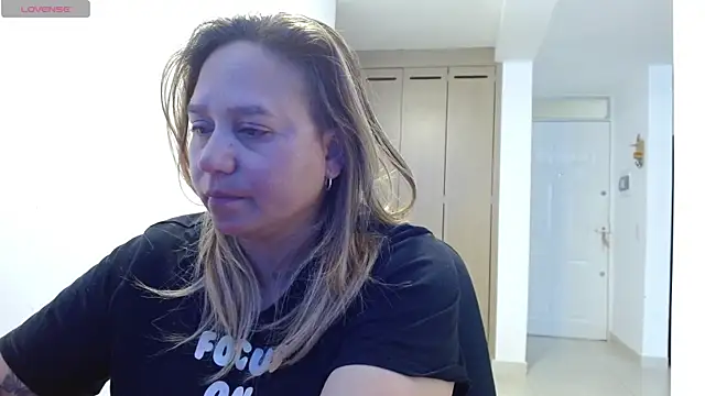 LauraReeves live