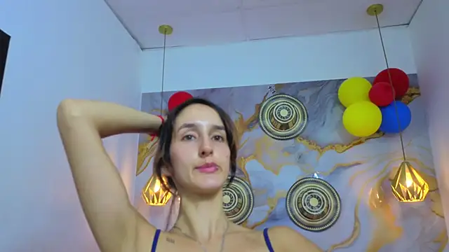 Ambar_Roux_ live