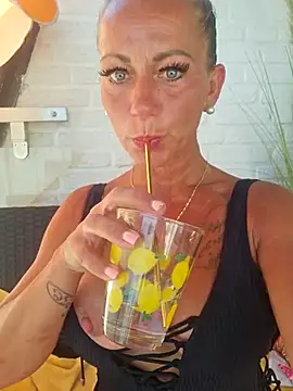 housewifebella live