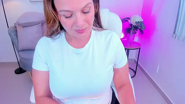 Aida_adams live
