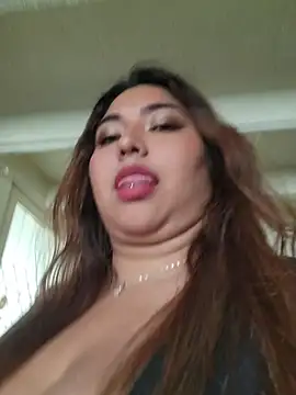 CurvyLolaX live