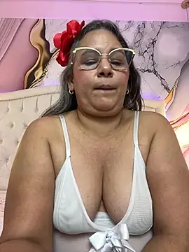 Lucy_Milf_474 live