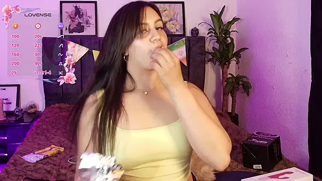 Mia_Collins_21 live