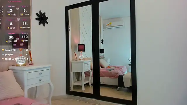 DanniValencia live