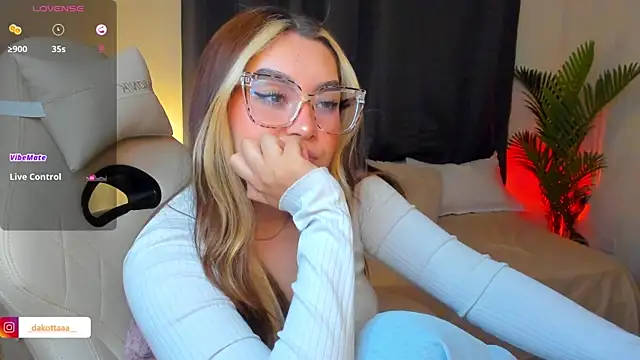 dakottaa_ live