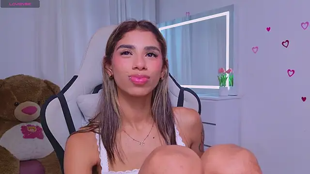 BrunetteAdams001 live