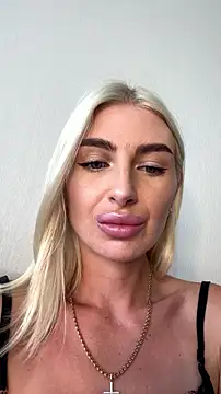 Mia_Roxie live