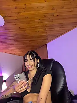 Hilary_pinkk live