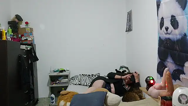 curly_greeneyed live