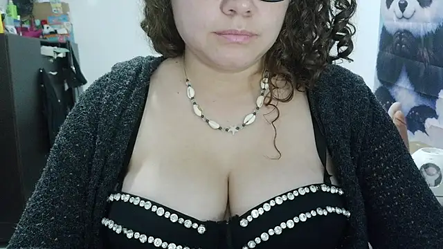 curly_greeneyed live