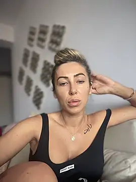 RaquelleDevon live