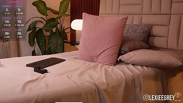 lexiee_grey_ live