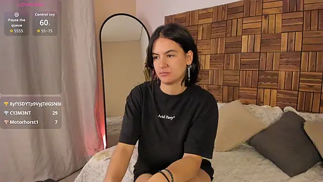 freyaa__1 live