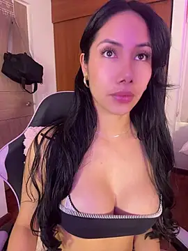 ArianaReynoldss live