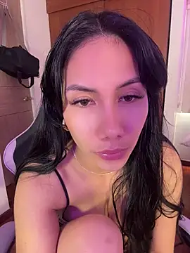 ArianaReynoldss live