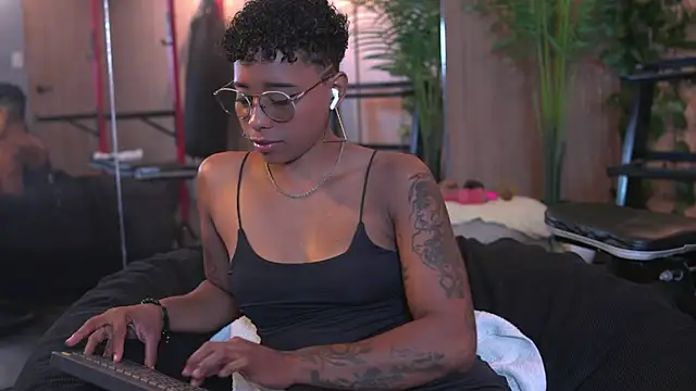kelly_thomson live
