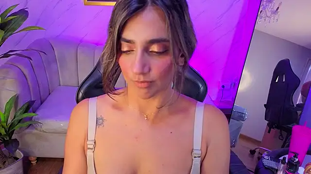 agatha_brooks_t live