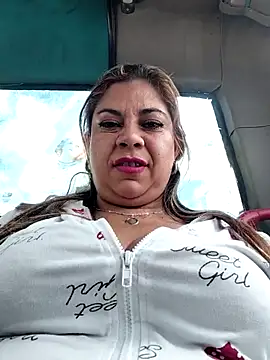 Laura-Hernandez live