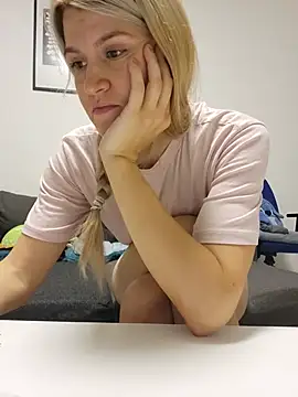 HotBlondie69 live