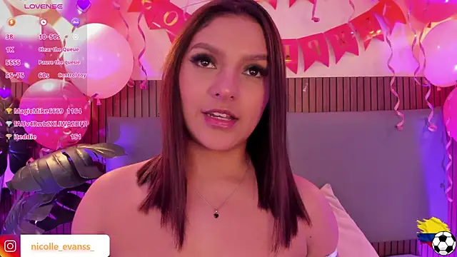 NicolleeEvanss live