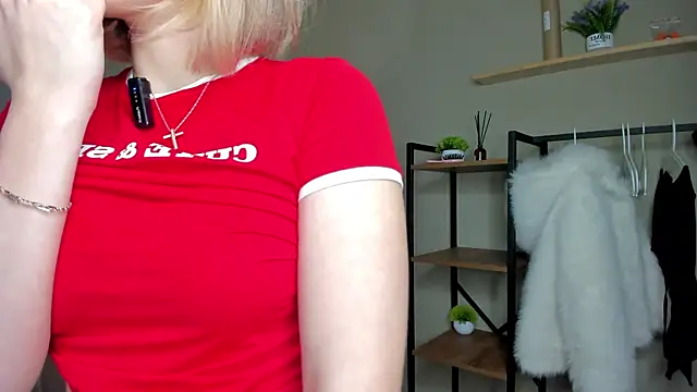 BossyPeach live