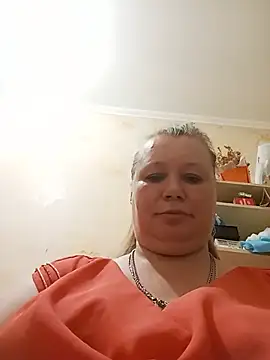 KiraStanton live