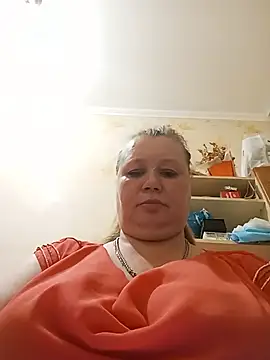 KiraStanton live