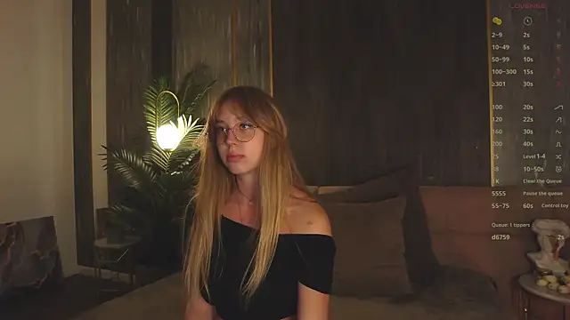 LoraineLuff live