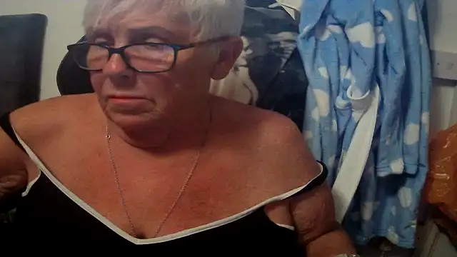 Playful_MILF_Demi live