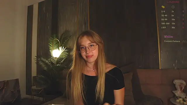 LoraineLuff live