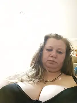 KiraStanton live