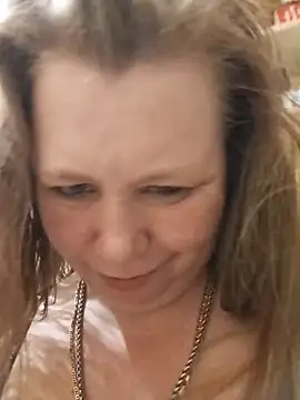 KiraStanton live