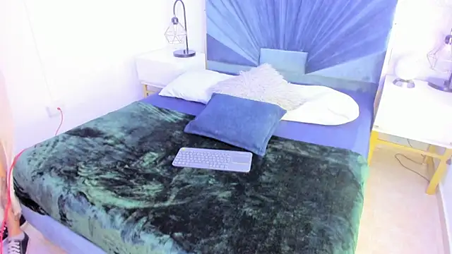 Derieri_Blush live
