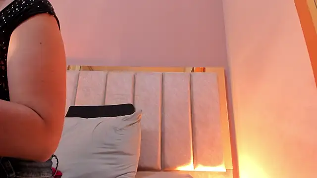 AnnaBroooks live