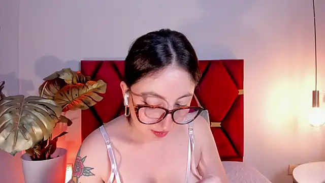 Emilywatsonn live