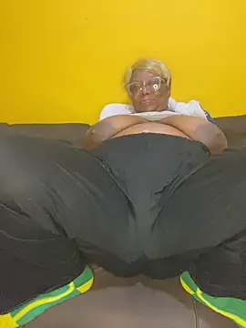 BoobsQueeen live