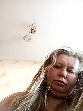 KiraStanton live